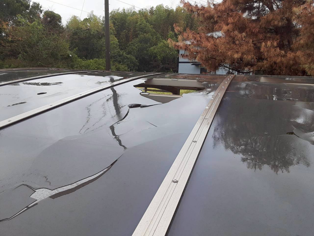 屋根上の破損状況を確認